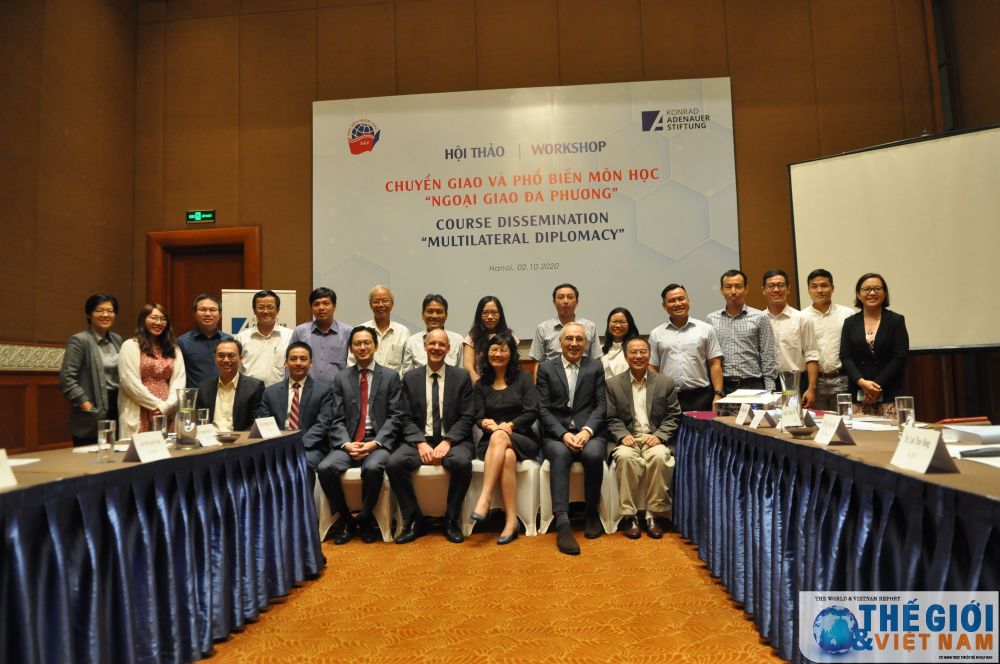 Các đại biểu và khách mời chụp ảnh kỷ niệm tại Hội thảo. (Ảnh: Minh Quân) Chú trọng đào tạo nhân lực ngoại giao đa phương trong bối cảnh mới