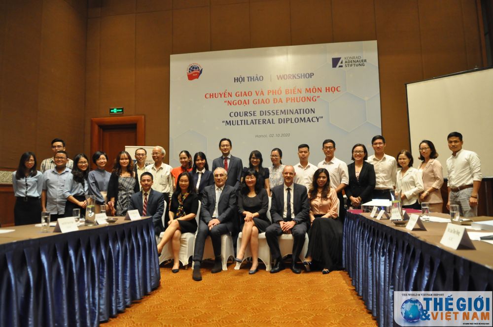 Các đại biểu và khách mời chụp ảnh kỷ niệm tại Hội thảo. (Ảnh: Minh Quân) Chú trọng đào tạo nhân lực ngoại giao đa phương trong bối cảnh mới