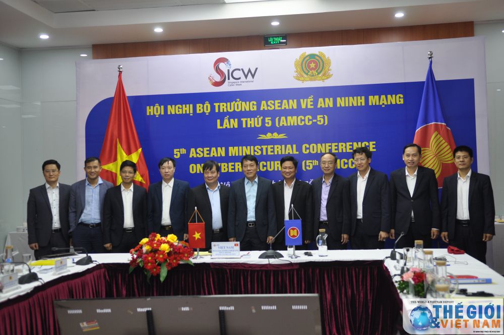 (10.7) Đoàn Việt Nam tham dự Hội nghị Bộ trưởng ASEAN về An ninh mạng chụp ảnh lưu niệm tại đầu cầu Hà Nội. (Ảnh: Minh Quân) Hội nghị Bộ trưởng ASEAN về An ninh mạng lần thứ 5 (AMCC-5)