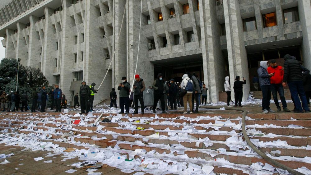 (10.7) Những người biểu tình đứng ngoài trụ sở Chính phủ Kyrgyzstan ngày 6/10. (Ảnh: Getty Images) Biểu tình ở Kyrgyzstan: Đâu chỉ là can qua phút chốc !