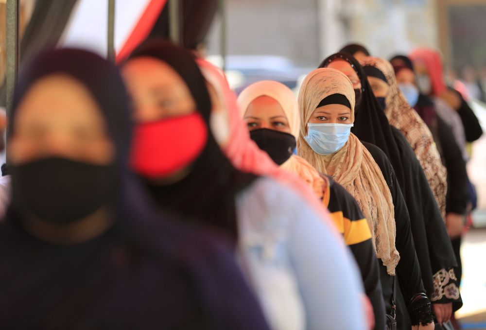 (10.24) Người dân Ai Cập xếp hàng để thực hiện quyền công dân tại các điểm bỏ phiếu. (Nguồn: AFP) Ai Cập tổ chức bầu cử Hạ viện giữa bộn bề Covid-19