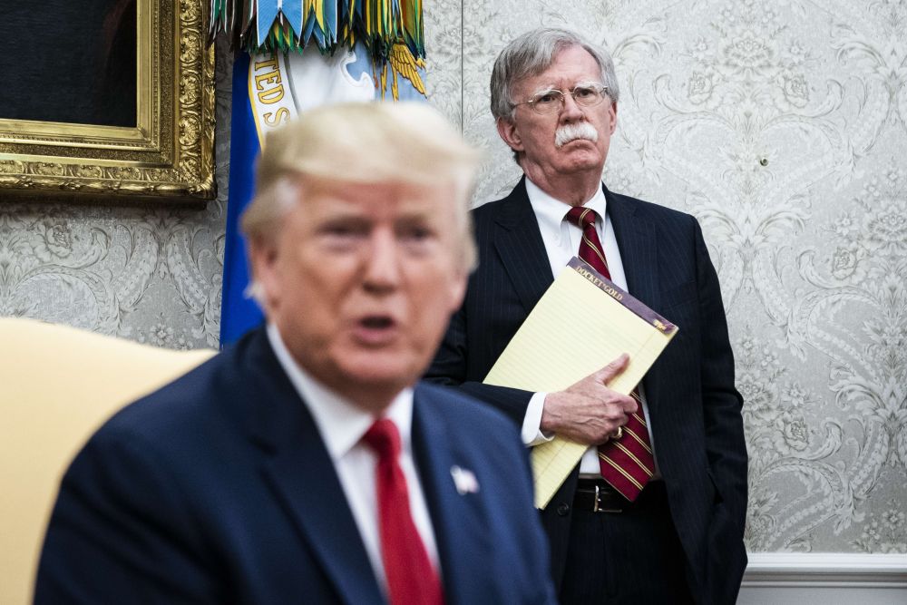 (10.28) Cựu Cố vấn An ninh quốc gia Mỹ John Bolton (phía sau) đã công khai bày tỏ bất đồng với ông Trump thông qua cuốn sách mới xuất bản của mình. (Nguồn: AP) Bầu cử Mỹ 2020: Bốn yếu tố ‘thành bại’ của Tổng thống Donald Trump