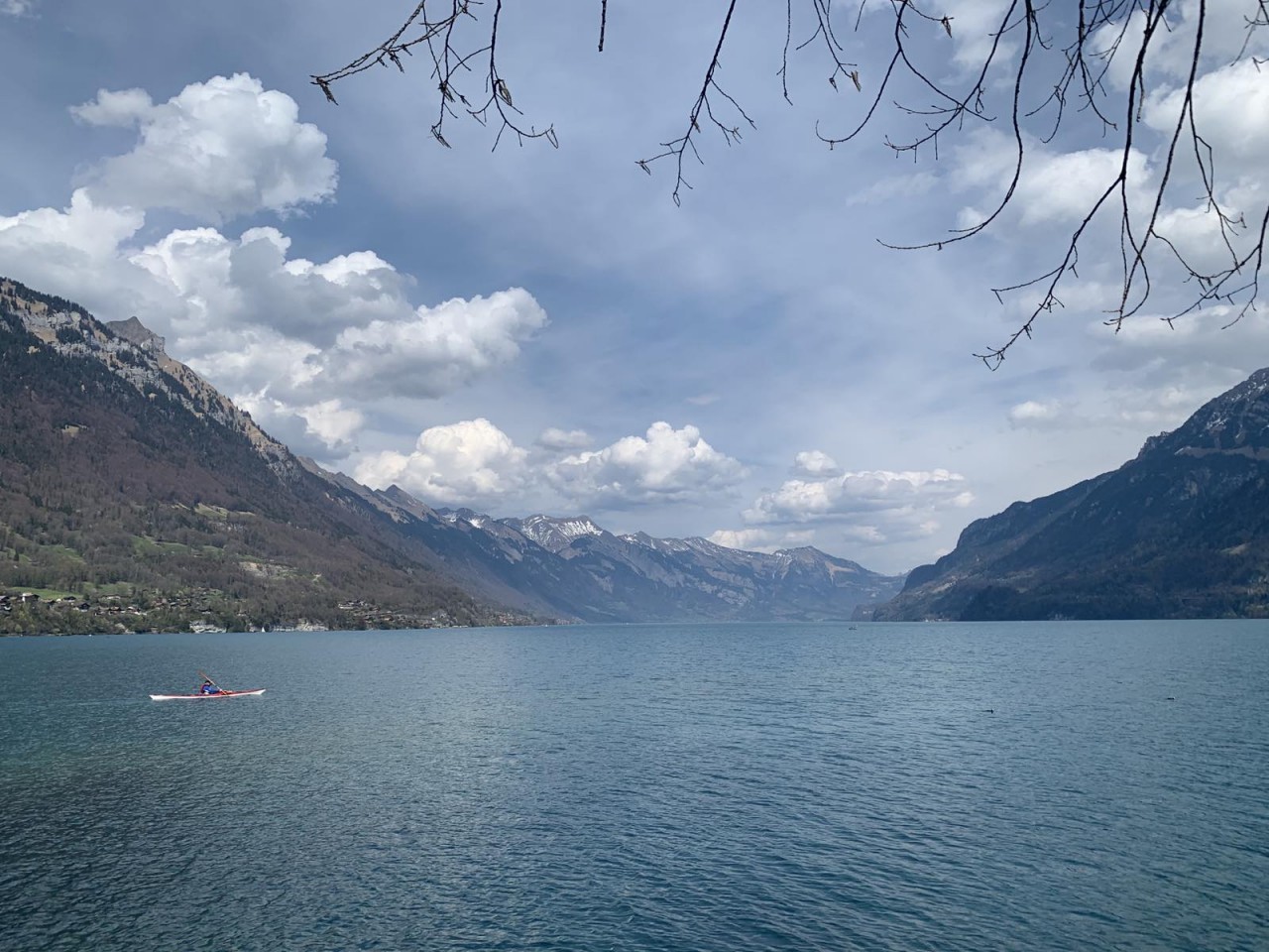 (10.03) Hồ Brienz phẳng lặng, xanh ngắt. (Nguồn: Hoàng Nguyễn) (10.03) Hồ Brienz phẳng lặng, xanh ngắt. (Nguồn: Hoàng Nguyễn)