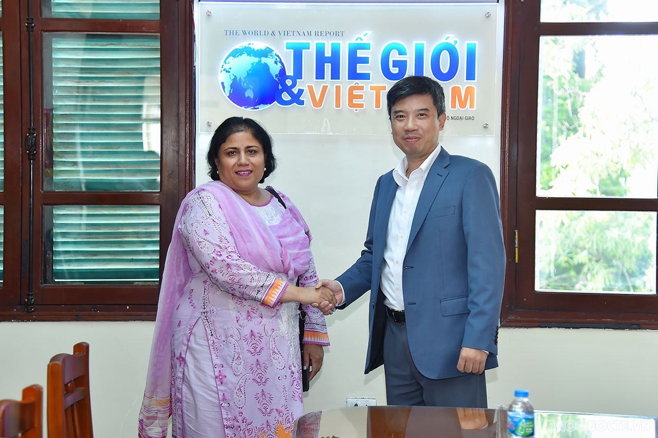 (10.07) Đại sứ đặc mệnh toàn quyền của Pakistan tại Việt Nam Samina Mehtab và Tổng Biên tập Báo Thế giới & Việt Nam Nguyễn Trường Sơn trong buổi gặp gỡ chiều ngày 7/10. (Ảnh: Tuấn Anh) (10.07) Đại sứ đặc mệnh toàn quyền của Pakistan tại Việt Nam Samina Mehtab và Tổng Biên tập Báo Thế giới & Việt Nam Nguyễn Trường Sơn trong buổi gặp gỡ chiều ngày 7/10. (Ảnh: Tuấn Anh)