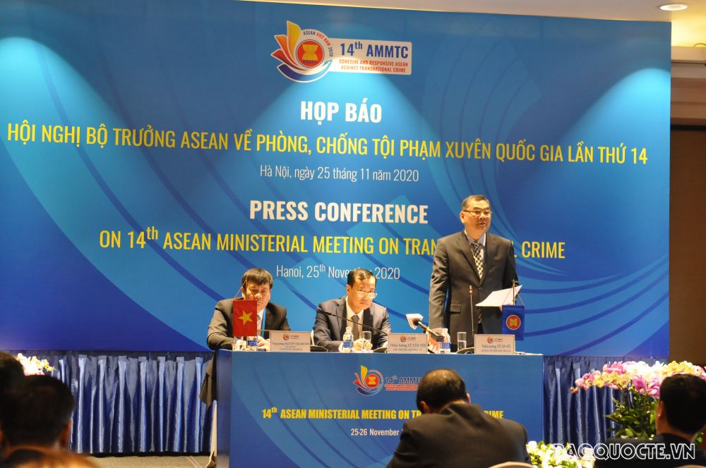 (11.25) Chánh Văn phòng Bộ Công an, Thiếu tướng Tô Ân Xô trả lời câu hỏi của phóng viên. (Ảnh: Minh Quân) (11.25) Chánh Văn phòng Bộ Công an, Thiếu tướng Tô Ân Xô trả lời câu hỏi của phóng viên. (Ảnh: Minh Quân)