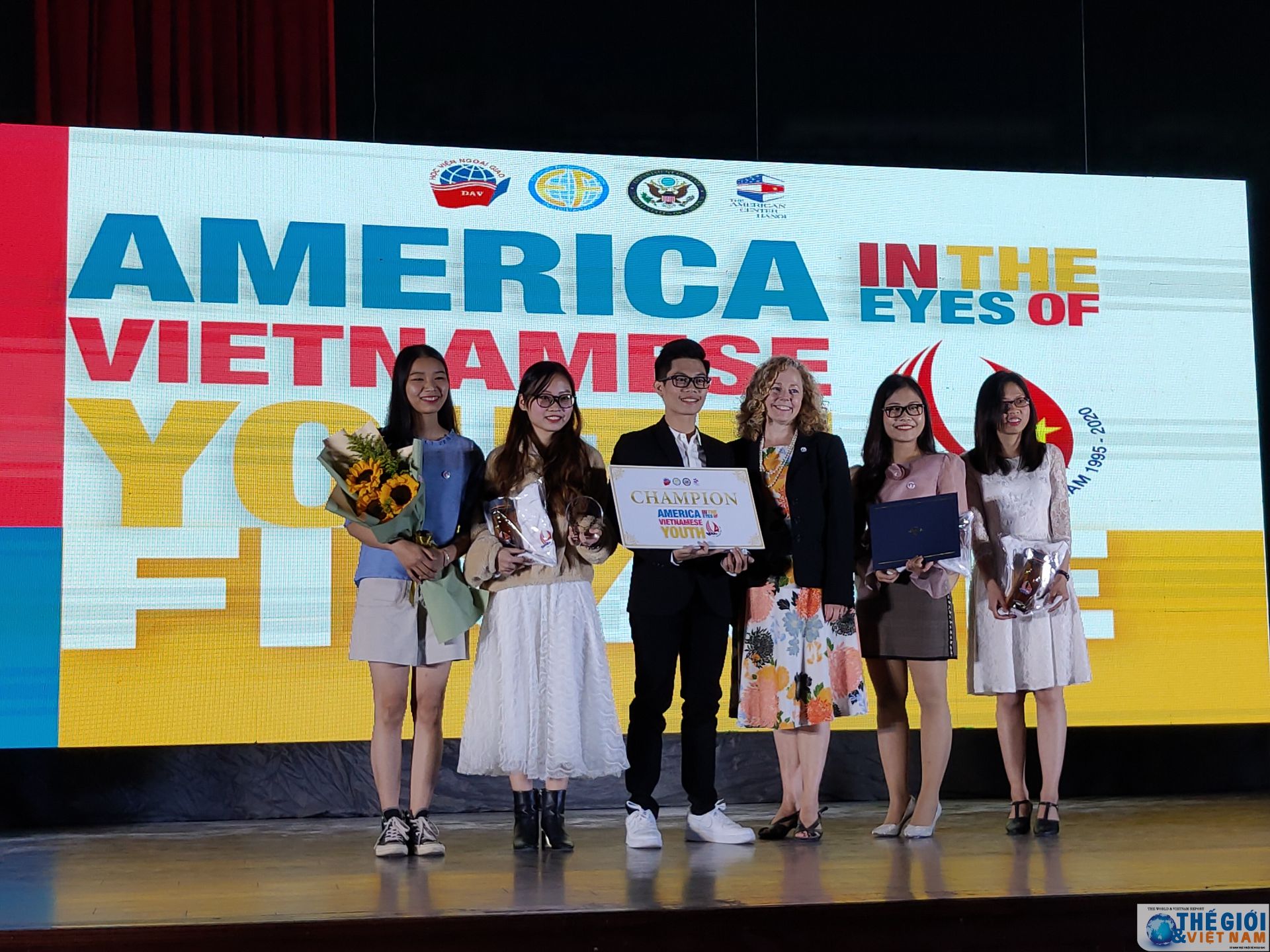 sinh vien ngoai giao vun dap quan he viet my qua nuoc my trong toi