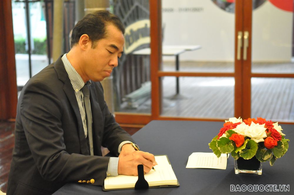 Thứ trưởng Tô Anh Dũng ghi sổ tang tại Đại sứ quán Pháp tại Hà Nội. (Ảnh: Minh Quân)