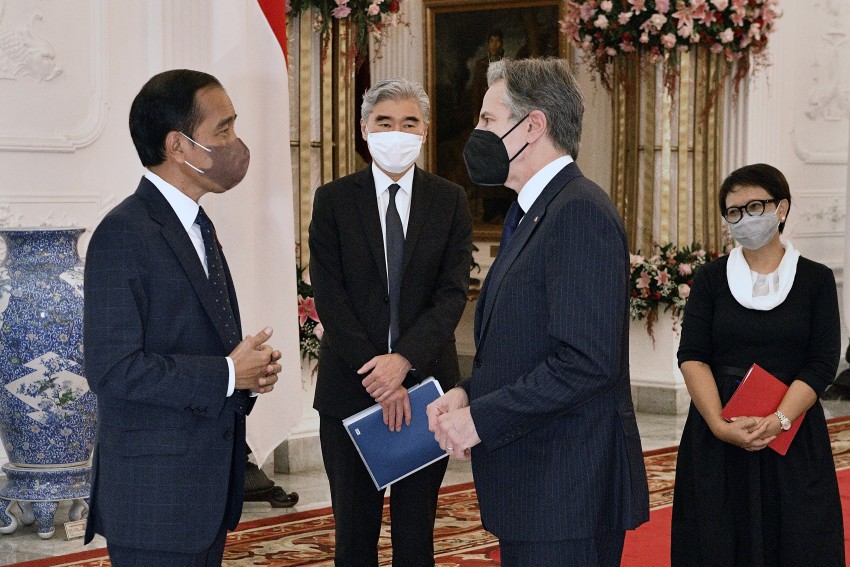 (16.12) Ngoại trưởng Mỹ Anthony Blinken và Tổng thống Indonesia Joko Widodo ngày 13/12/2021 tại Jakarta, Indonesia. (Nguồn: AP)