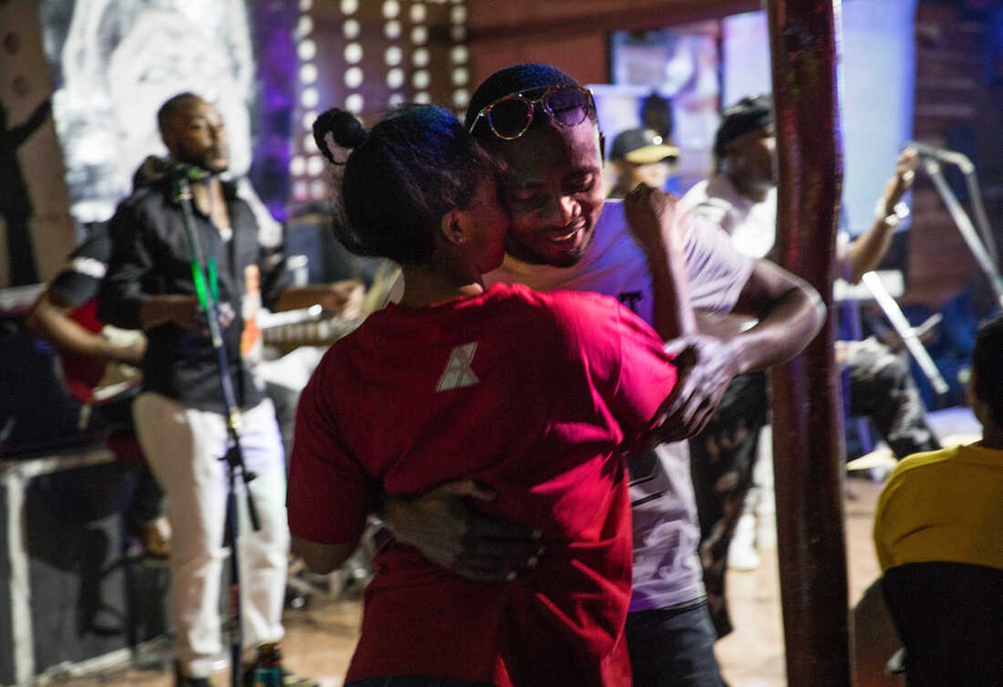 (12.29) Những điệu nhảy Rumba Congo đã trở thành một phần không thể thiếu, mảnh ghép quan trọng trong đời sống văn hóa của người dân hai nước Congo. (Nguồn: Samantha Reinders/NPR)