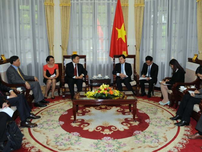 Trợ lý Bộ trưởng Dương Chí Dũng tiếp đoàn tư vấn lãnh sự Trung Quốc