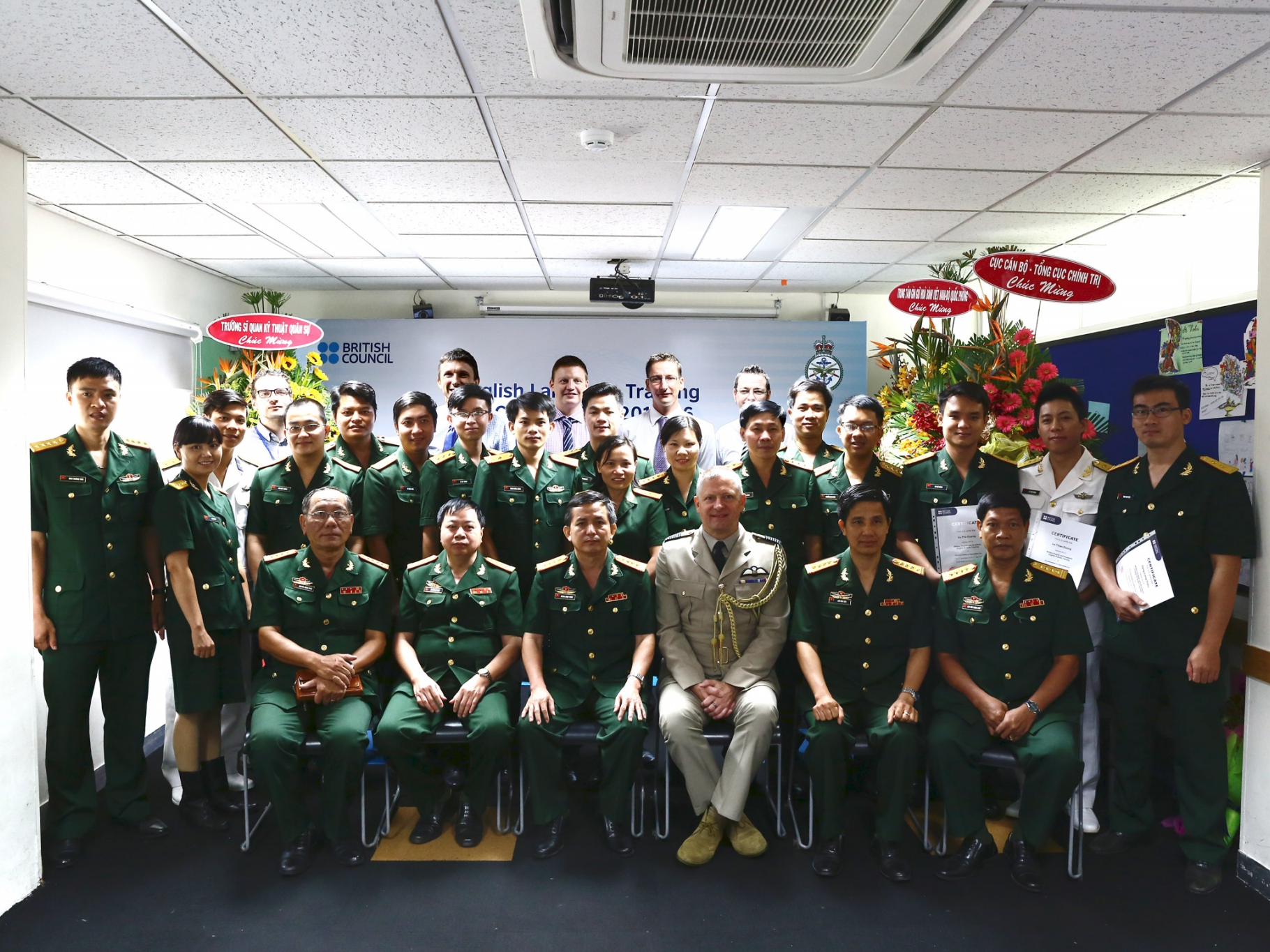 Anh hỗ trợ đào tạo cho các sĩ quan Việt Nam