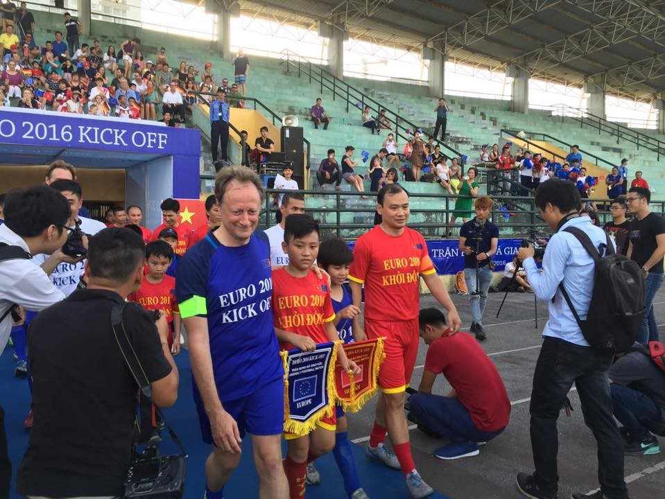 Ngoại giao bóng đá cổ động EURO 2016