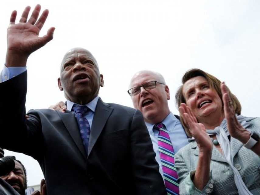 Phe Dân chủ gây sức ép yêu cầu kiểm soát súng đạn