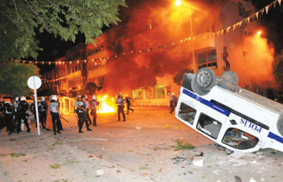 Thổ Nhĩ Kỳ: Bom xe nhằm vào trụ sở cảnh sát