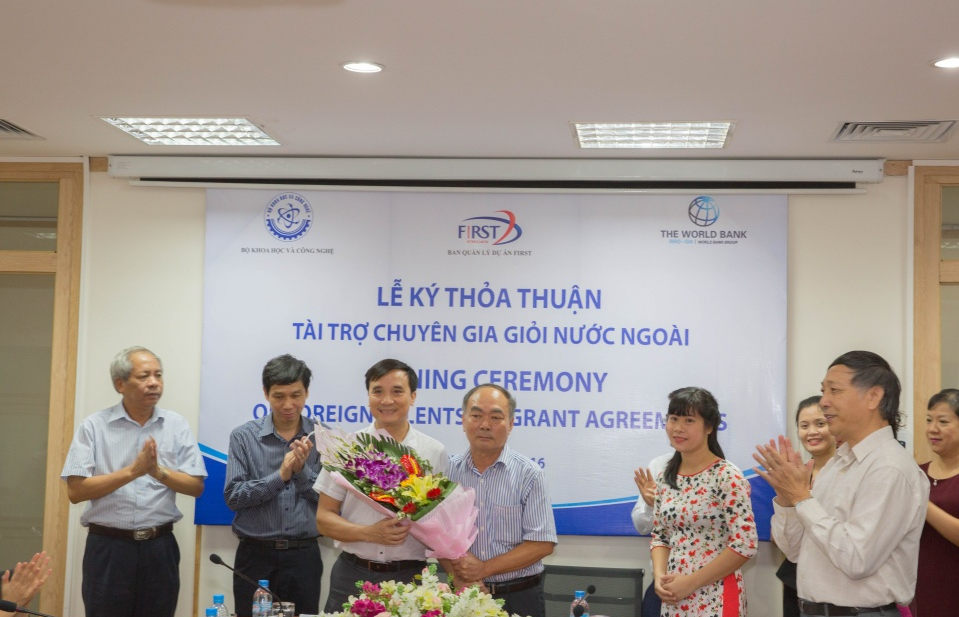 Ký thỏa thuận tài trợ cho các chuyên gia nước ngoài