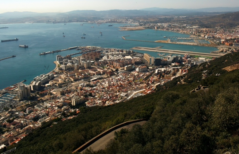 Anh - Tây Ban Nha "chạm mặt" tại vùng biển tranh chấp