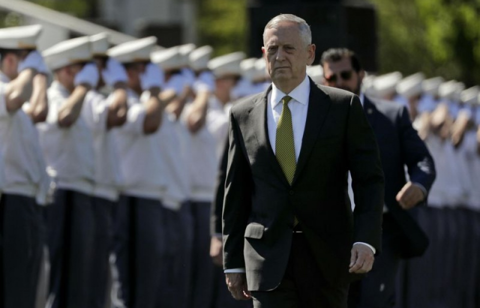 Mỹ: “Bộ quần áo mới của Hoàng đế” và một cuộc ra đi