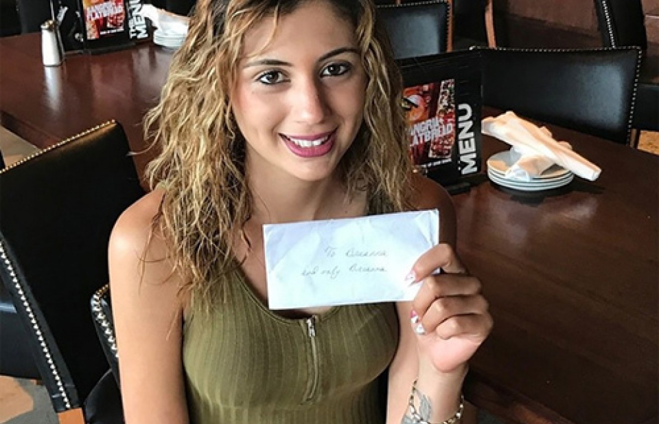 Phục vụ bữa ăn 20 USD, được bo 1.200 USD