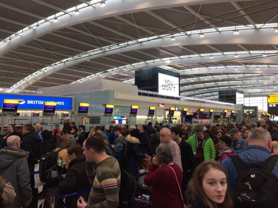 Anh hủy hàng trăm chuyến bay do sương mù đông lạnh