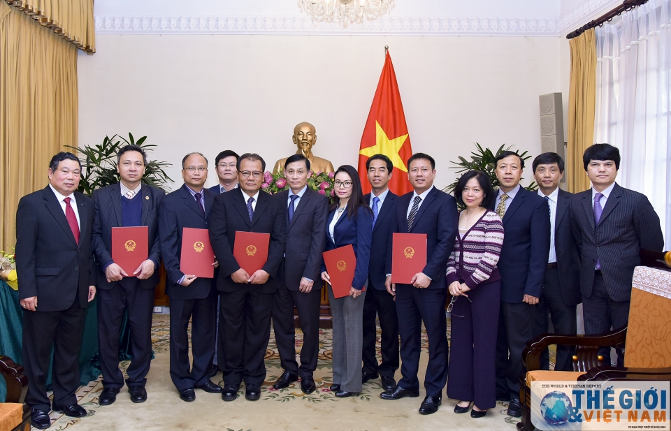 Bộ Ngoại giao trao quyết định bổ nhiệm, điều động cán bộ lãnh đạo cấp Vụ