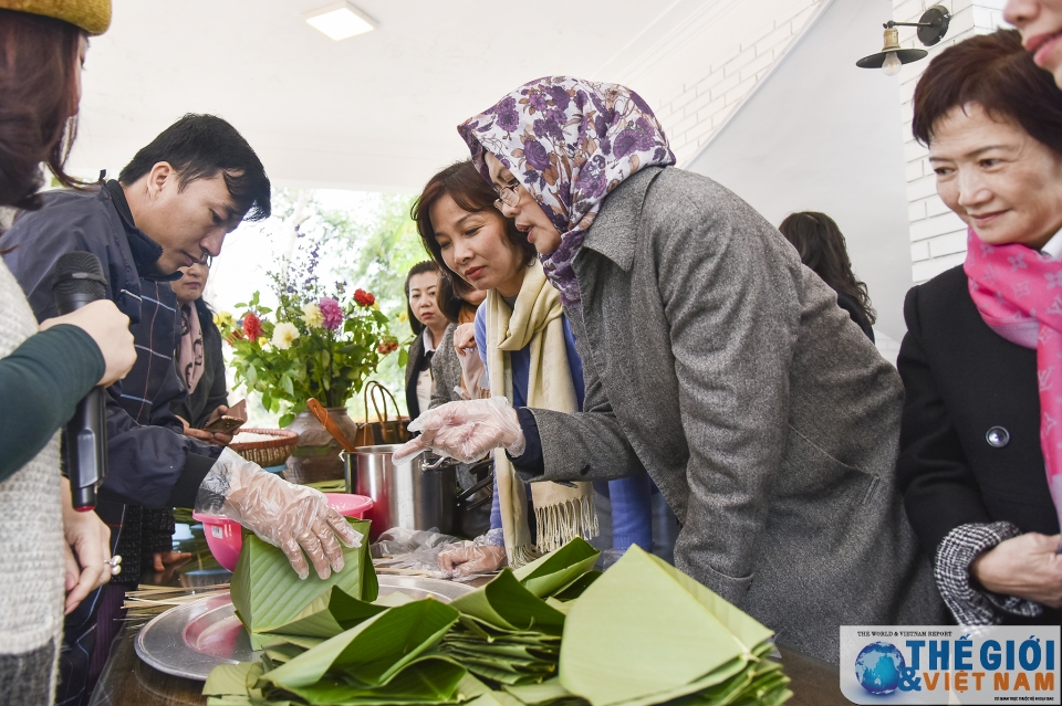 nhom awch trai nghiem lam banh chung