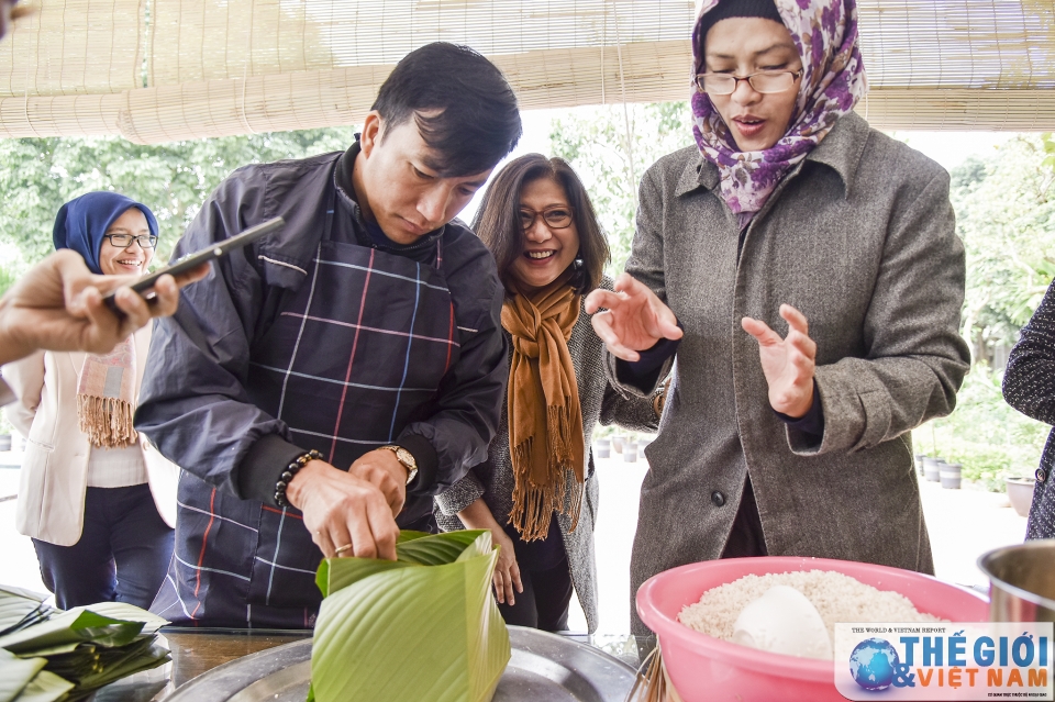 nhom awch trai nghiem lam banh chung