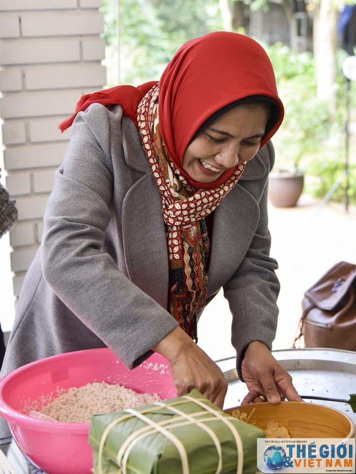 nhom awch trai nghiem lam banh chung