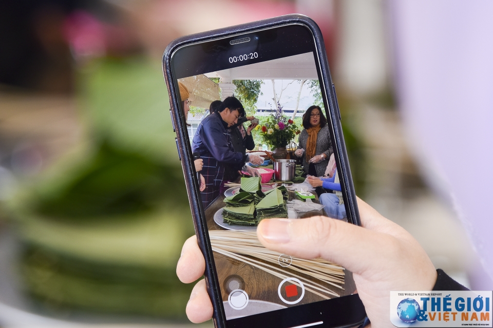 nhom awch trai nghiem lam banh chung