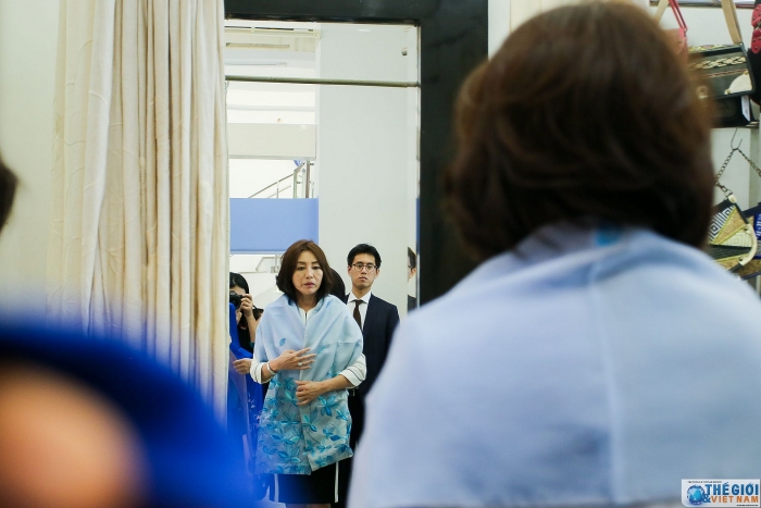 phu nhan bo truong ngoai giao nhat ban an tuong voi canh sac ho guom