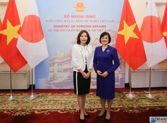 phu nhan bo truong ngoai giao nhat ban an tuong voi canh sac ho guom