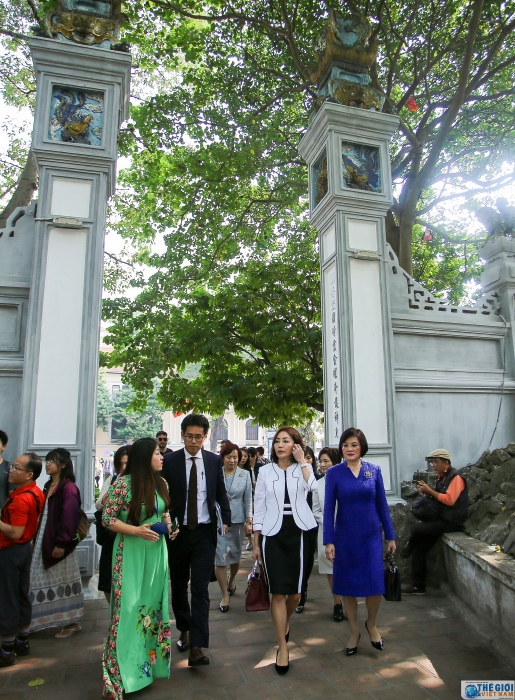 phu nhan bo truong ngoai giao nhat ban an tuong voi canh sac ho guom