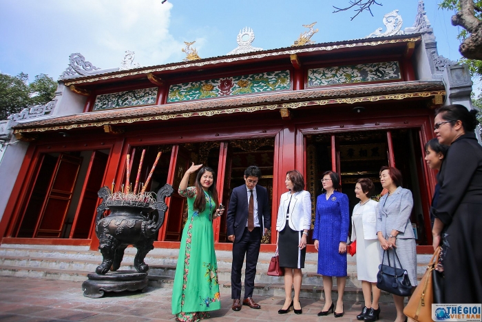 phu nhan bo truong ngoai giao nhat ban an tuong voi canh sac ho guom