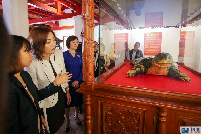 phu nhan bo truong ngoai giao nhat ban an tuong voi canh sac ho guom