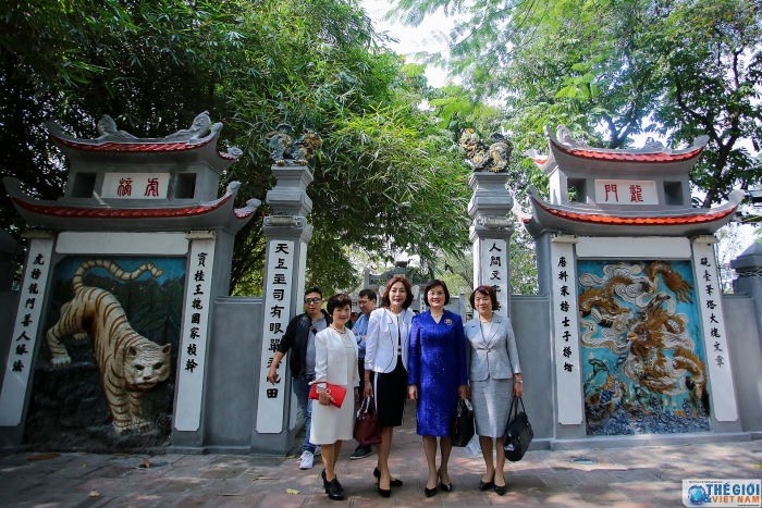 phu nhan bo truong ngoai giao nhat ban an tuong voi canh sac ho guom