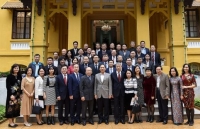 thu truong ngoai giao le hoai trung trao quyet dinh bo nhiem dieu dong can bo cap vu