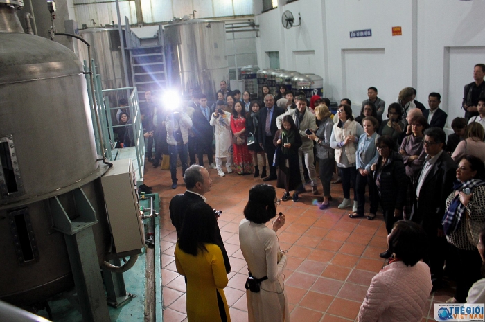 cac nha ngoai giao hao hung trai nghiem goi banh chung cung nguoi dan ha noi