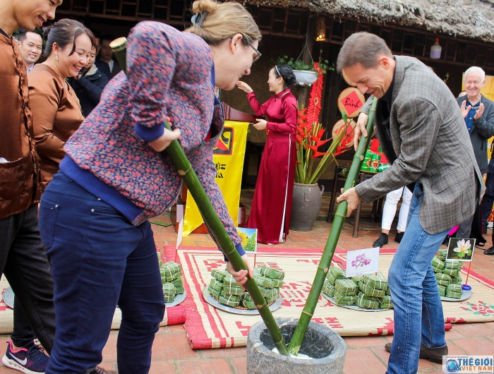 cac nha ngoai giao hao hung trai nghiem goi banh chung cung nguoi dan ha noi