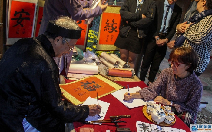 cac nha ngoai giao hao hung trai nghiem goi banh chung cung nguoi dan ha noi