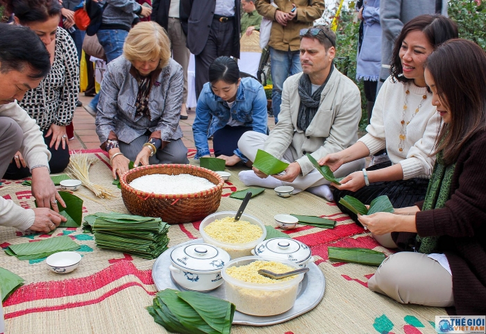 cac nha ngoai giao hao hung trai nghiem goi banh chung cung nguoi dan ha noi