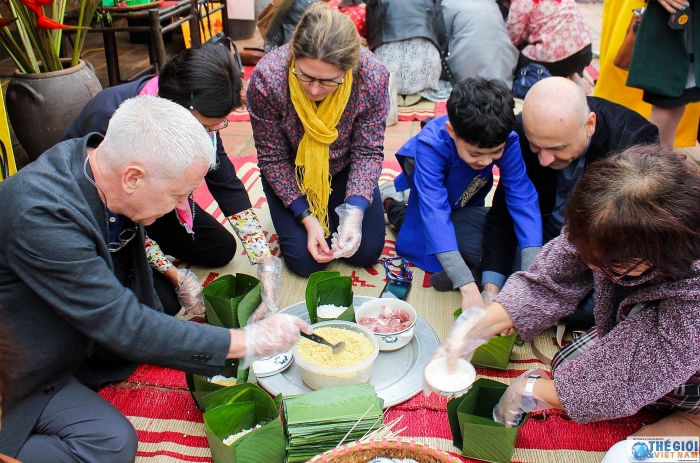 cac nha ngoai giao hao hung trai nghiem goi banh chung cung nguoi dan ha noi