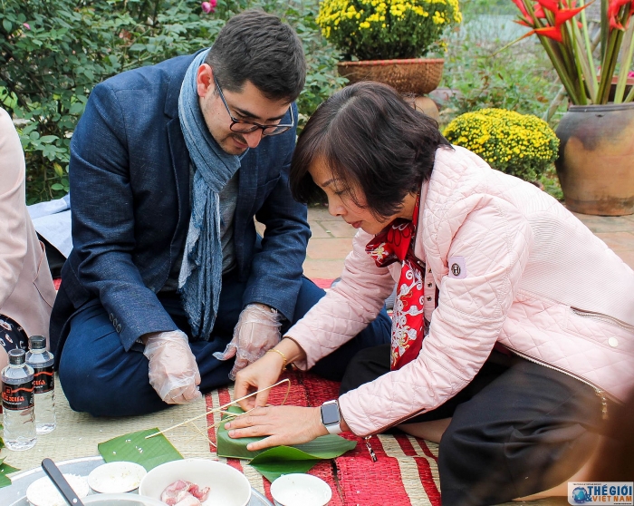 cac nha ngoai giao hao hung trai nghiem goi banh chung cung nguoi dan ha noi