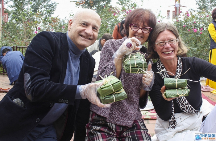 cac nha ngoai giao hao hung trai nghiem goi banh chung cung nguoi dan ha noi