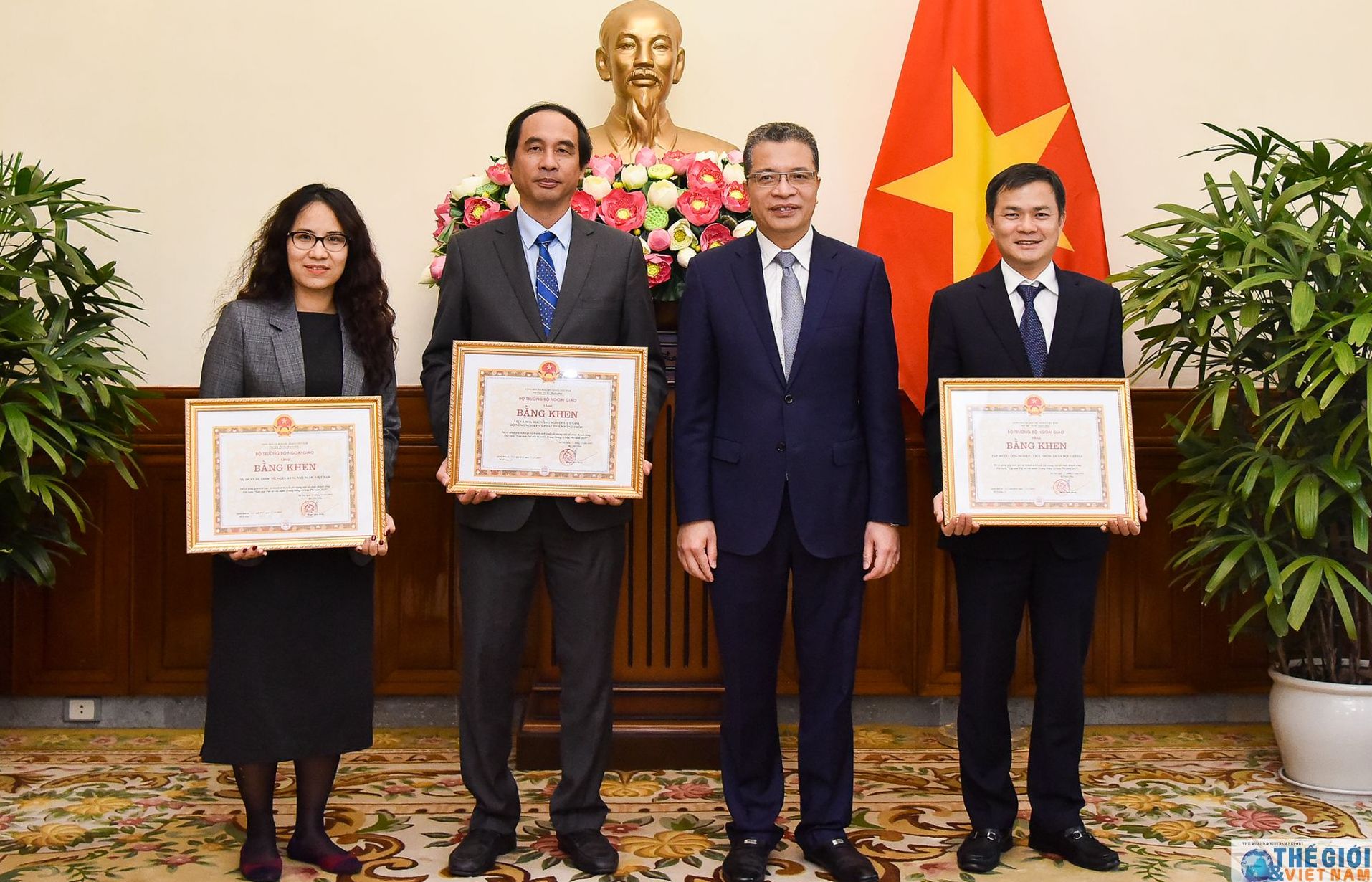 Bộ Ngoại giao trao Bằng khen cho đơn vị đóng góp vào Hội nghị hợp tác Trung Đông-châu Phi