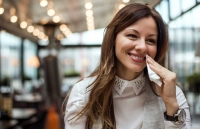 tren ban tiec nen tiep thuc an cho khach nhu the nao