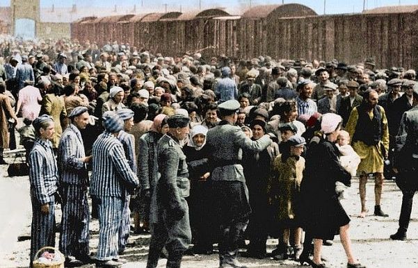 Ảnh màu hiếm lột tả sự tàn bạo trong trại tập trung của Đức Quốc xã