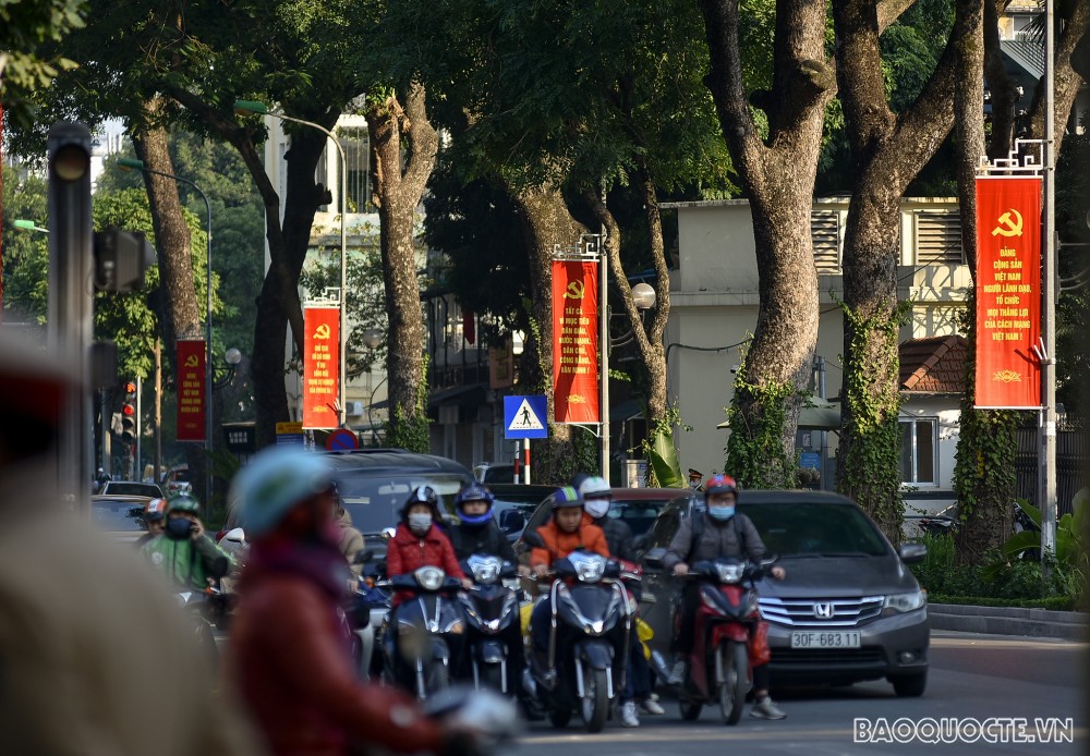 Đường phố Hà Nội rực rỡ những ngày cận Đại hội Đảng XIII