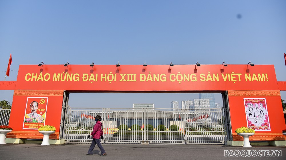 Đường phố Hà Nội rực rỡ những ngày cận Đại hội Đảng XIII