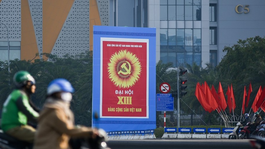 Đường phố Hà Nội rực rỡ cờ hoa chào mừng Đại hội XIII của Đảng