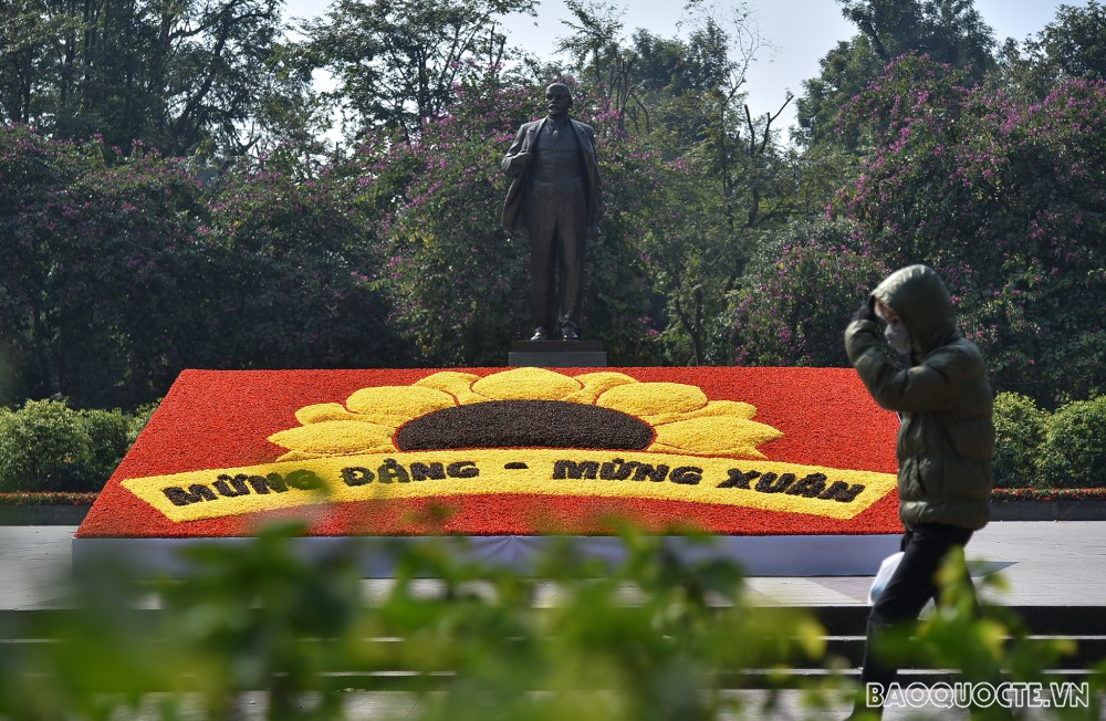 Đường phố Hà Nội rực rỡ những ngày cận Đại hội Đảng XIII