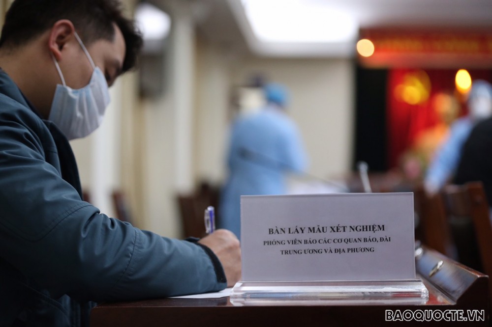 Đường phố Hà Nội rực rỡ những ngày cận Đại hội Đảng XIII